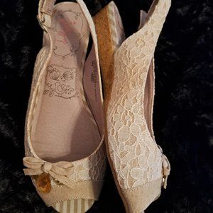 NWT Jellypop Size 8 lace and jeweled sandals